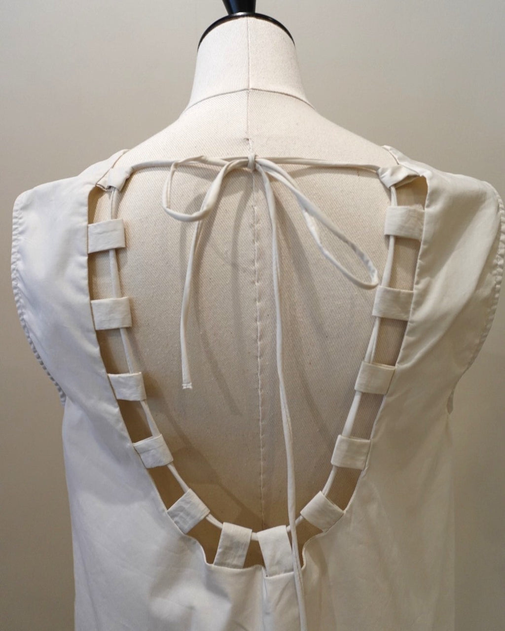 Back Ribbon A-Line Blouse / MEIMEIJ